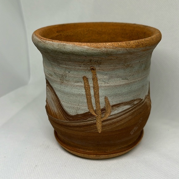 Pottery planter desert scene with cactuses and mountains - Picture 3 of 7